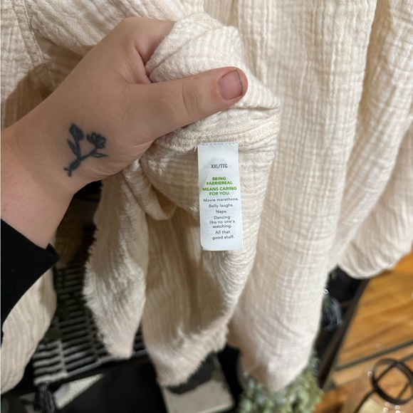 Aerie Cream Textured  botton down Blouse size xxl - Picture 6 of 6